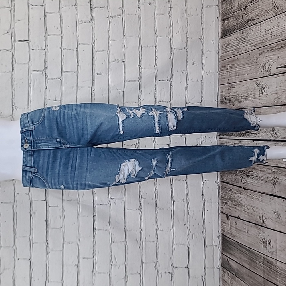 American Eagle Next Level Curvy High-Waisted Ripped Jegging in Medium Blue Wash